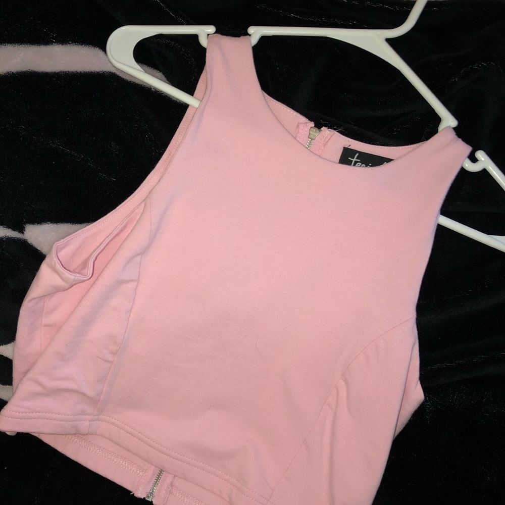 Cute pink crop top!